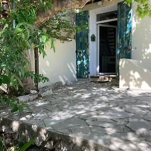 Maisonnette Avec Terrasse Et Patio A Cassis